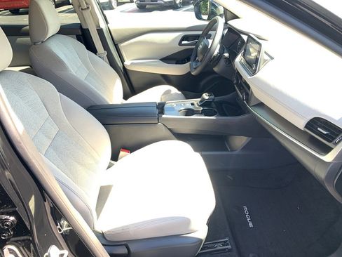 Used 2025 Nissan Rogue SV FWD image 31
