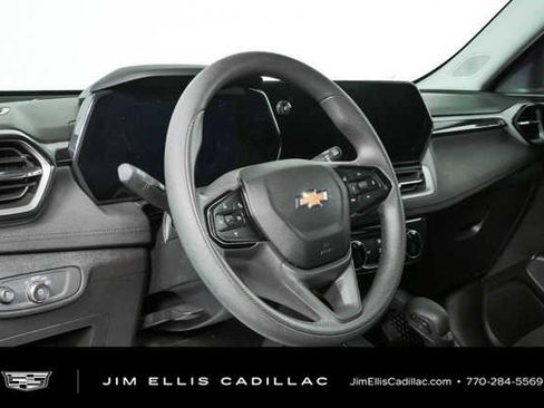 Used 2025 Chevrolet TrailBlazer LT AWD/4WD image 4