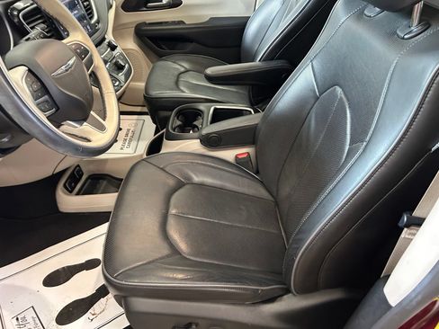 Used 2020 Chrysler Pacifica Limited FWD image 14