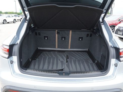 Used 2025 Porsche Macan AWD/4WD image 38