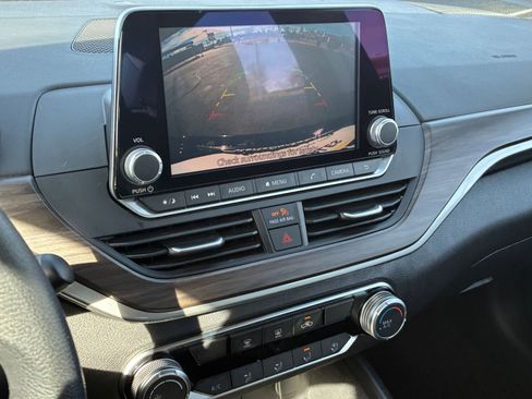 Used 2025 Nissan Altima 2.5 SV image 22