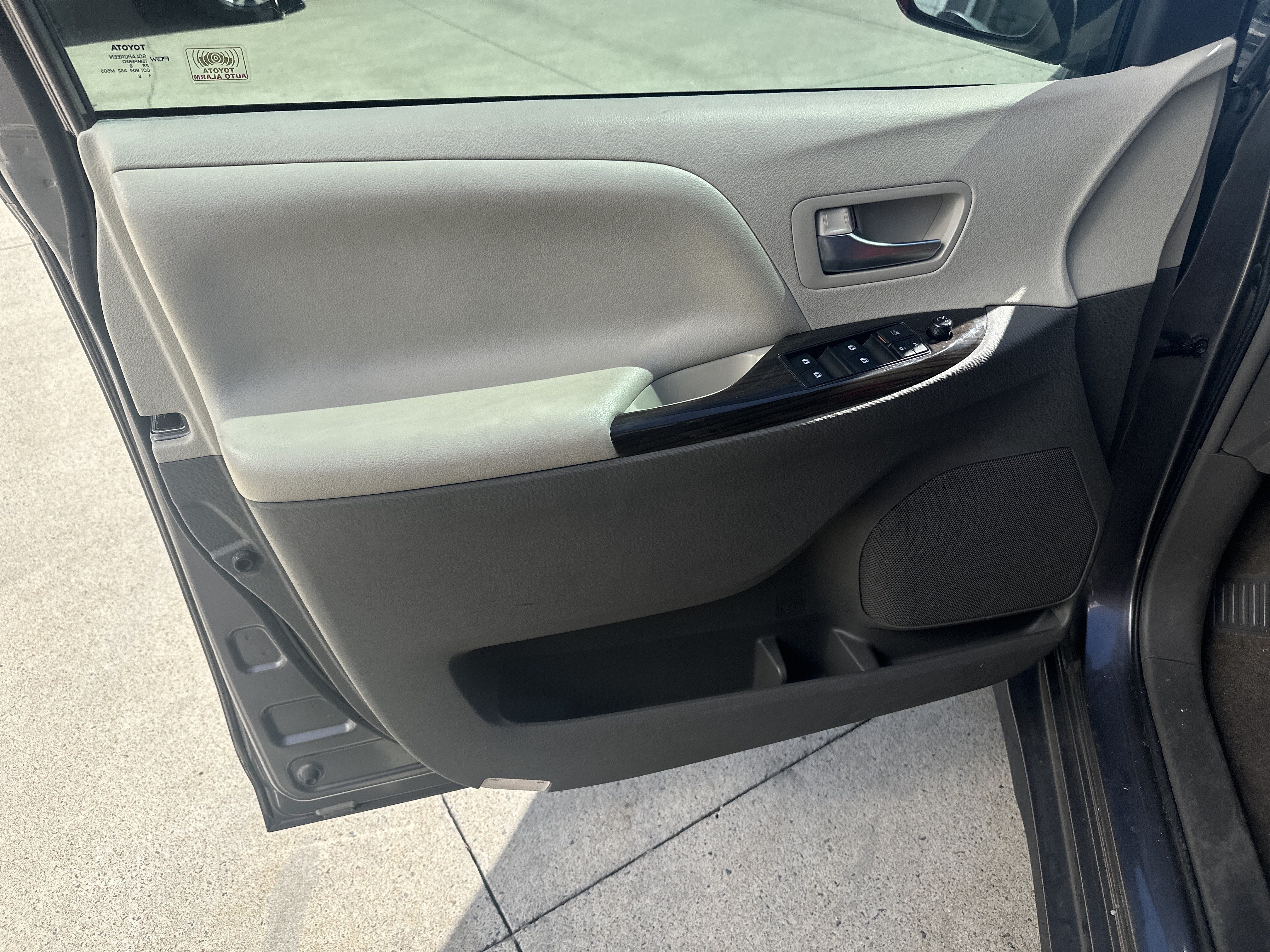 Used 2018 Toyota Sienna XLE w/ XLE Navigation Package FWD image 13