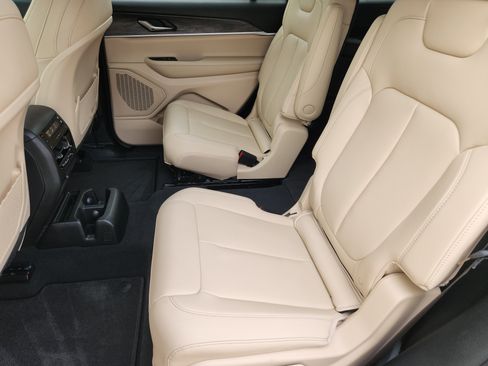 Used 2024 Jeep Grand Cherokee L Limited w/ Black Appearance Package image 29