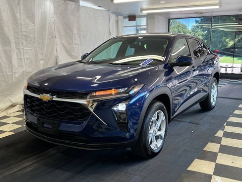 Used 2024 Chevrolet Trax LS w/ LS Convenience Package FWD image 3