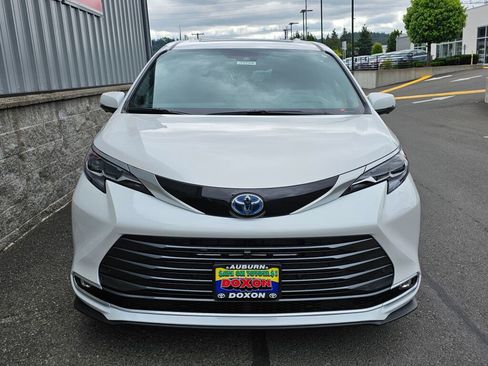 New 2025 Toyota Sienna Platinum image 3