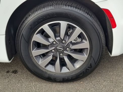 Used 2023 Chrysler Pacifica Touring-L image 16