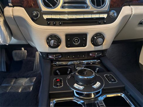Used 2015 Rolls-Royce Ghost image 36