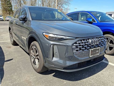 Used 2025 Audi Q5 Premium w/ Convenience Package AWD/4WD image 3