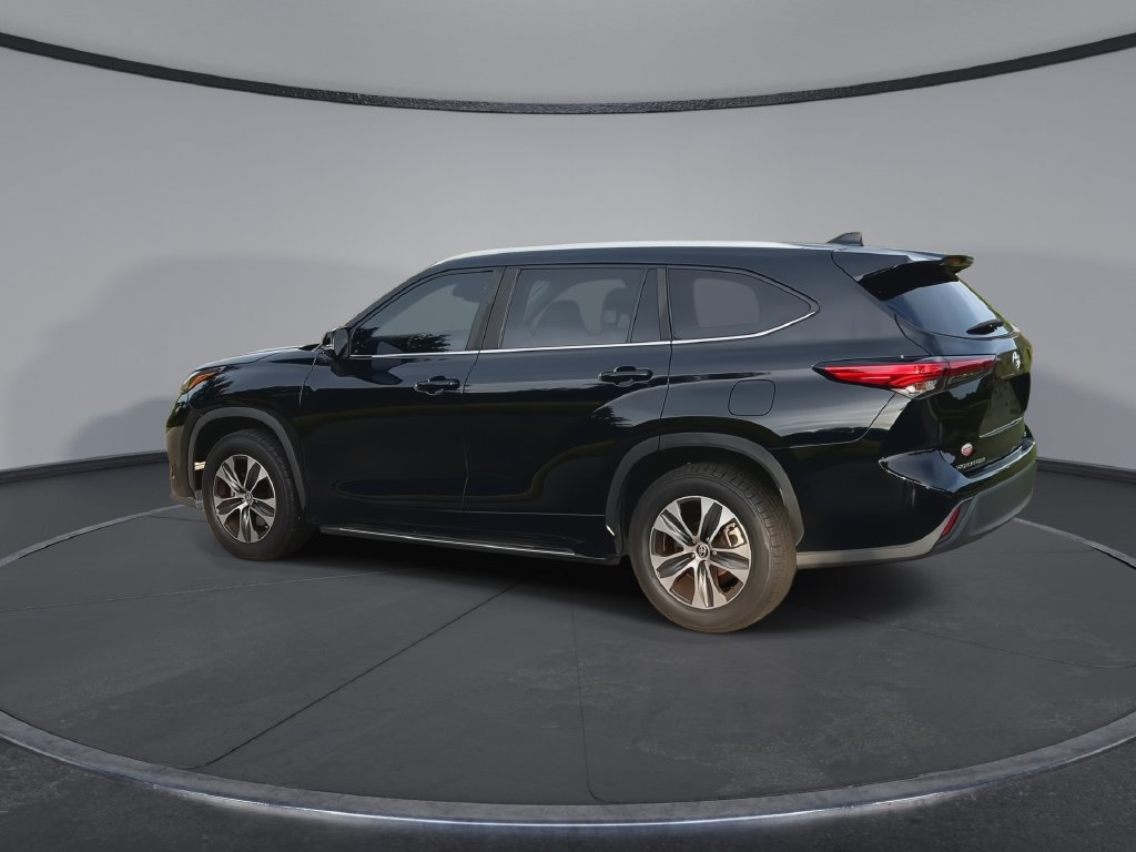 Used 2023 Toyota Highlander XLE FWD image 6