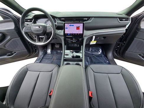 New 2025 Jeep Grand Cherokee Limited w/ Black Appearance Package image 9