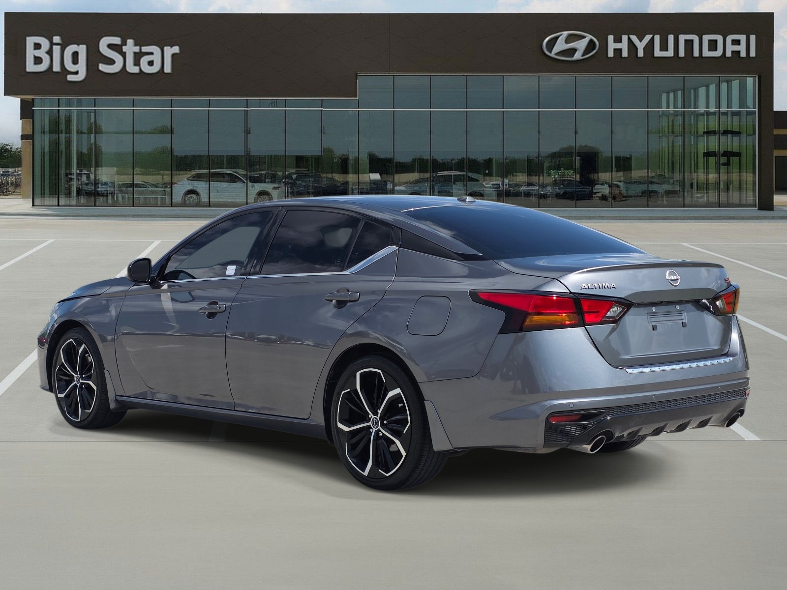 Used 2023 Nissan Altima 2.5 SR w/ SR Premium Package FWD image 3