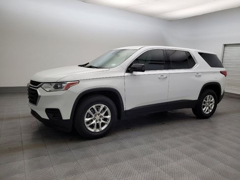 Used 2020 Chevrolet Traverse LS image 2