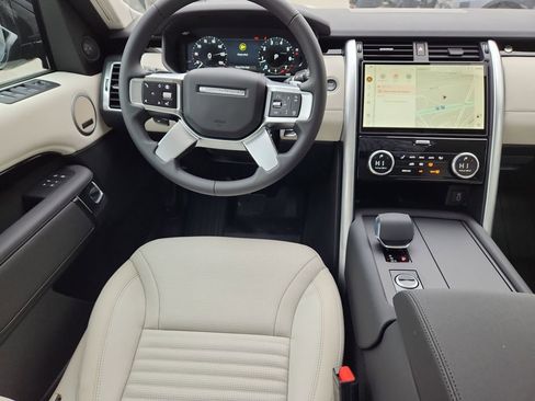 Used 2026 Land Rover Discovery S image 4
