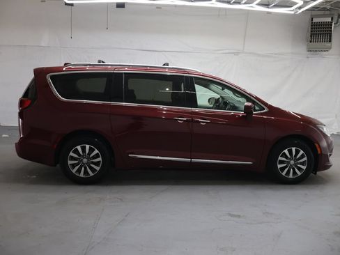 Used 2020 Chrysler Pacifica Touring-L Plus FWD image 8