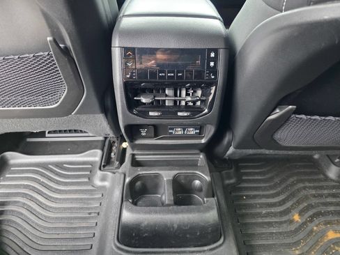 Used 2023 Jeep Grand Cherokee L Limited w/ Luxury Tech Group II AWD/4WD image 13