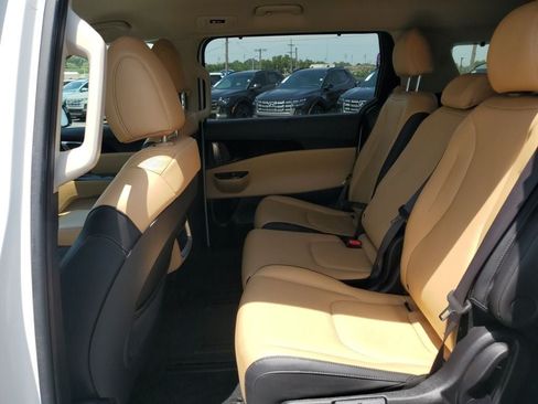 Used 2024 Kia Carnival EX FWD image 36