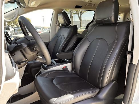 Used 2024 Chrysler Pacifica Touring-L image 28