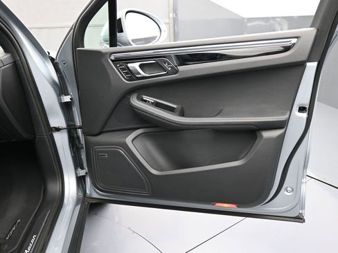 Certified 2025 Porsche Macan image 29