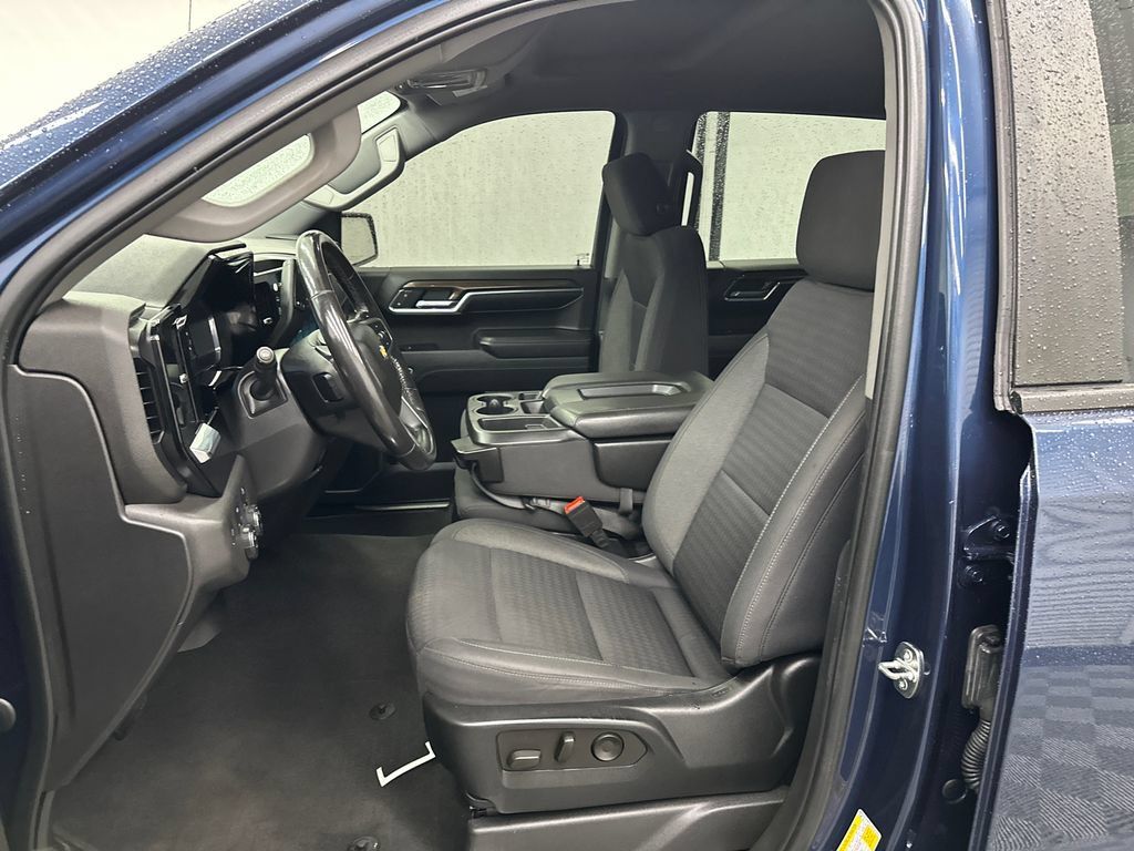 Used 2022 Chevrolet Silverado 1500 LT AWD/4WD image 9