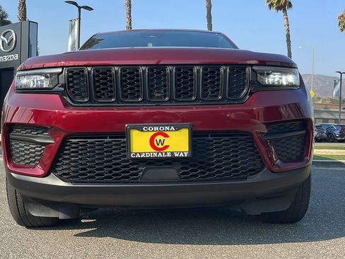 Used 2023 Jeep Grand Cherokee Altitude image 4