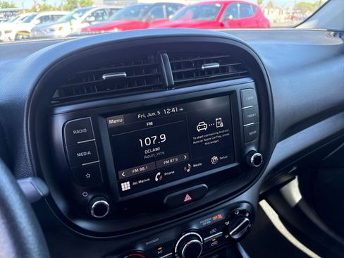 Used 2025 Kia Soul LX w/ LX Technology Package FWD image 20