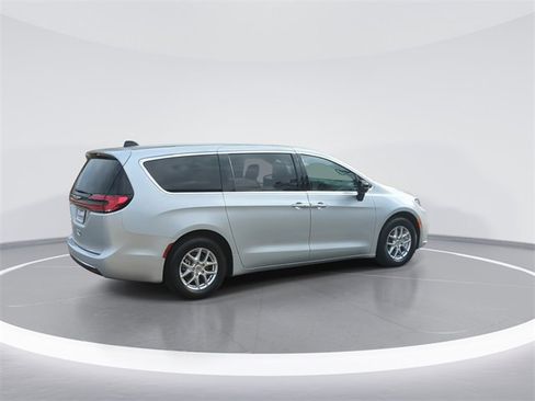 Used 2024 Chrysler Pacifica Touring-L image 8