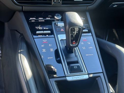 Used 2022 Porsche Cayenne Platinum Edition image 17