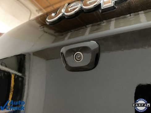 Used 2017 Jeep Cherokee Overland w/ Technology Group image 95