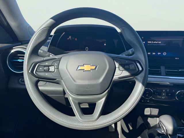 Used 2025 Chevrolet Trax LT FWD image 17