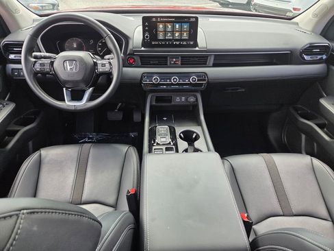 Used 2025 Honda Pilot Touring image 13