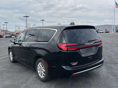 Used 2024 Chrysler Pacifica Touring-L image 11