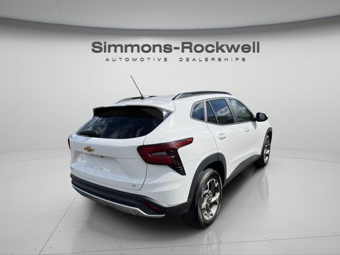 Used 2025 Chevrolet Trax LT w/ LT Convenience Package FWD image 5