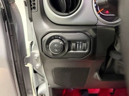 Used 2022 Jeep Gladiator Sport AWD/4WD image 16