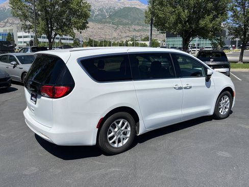 Used 2023 Chrysler Voyager LX FWD image 7