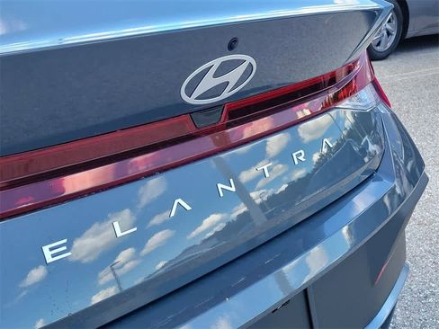 New 2025 Hyundai Elantra SE image 7