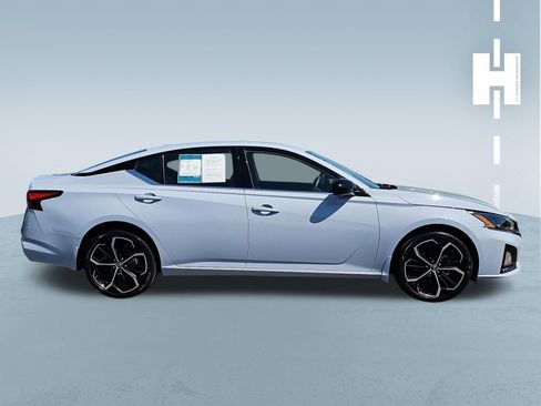 Used 2024 Nissan Altima 2.5 SR w/ SR Premium Package image 2