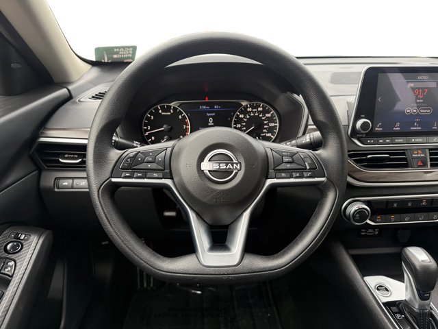 Used 2025 Nissan Altima 2.5 SV FWD image 14