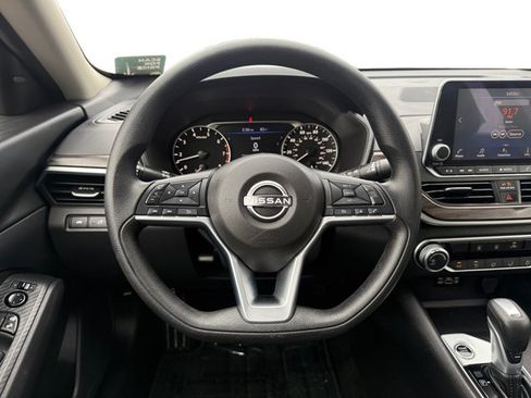 Used 2025 Nissan Altima 2.5 SV FWD image 14