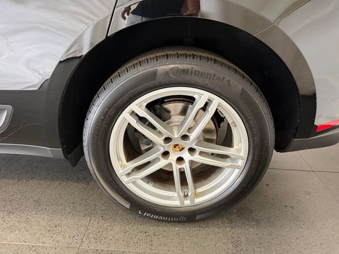 Certified 2023 Porsche Macan AWD/4WD image 11