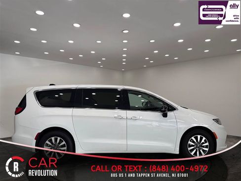 Used 2024 Chrysler Pacifica Limited FWD image 8