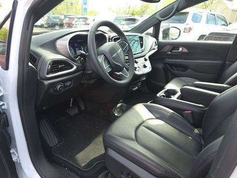 Used 2025 Chrysler Pacifica Select w/ Uconnect Theater Family Group image 2