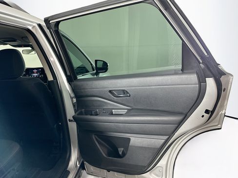 Used 2025 Nissan Pathfinder SV image 31