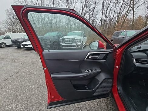 Used 2025 Mitsubishi Outlander SE image 21