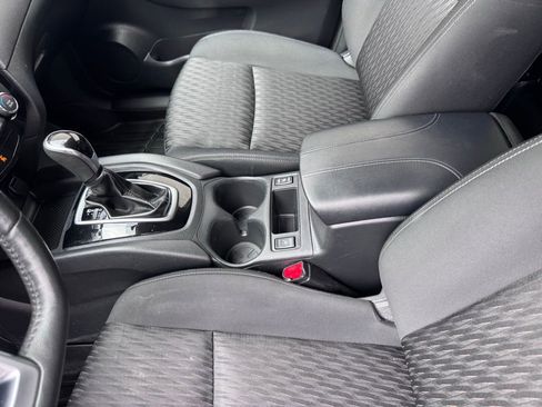 Used 2018 Nissan Rogue SV w/ Premium Package image 16