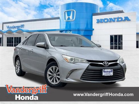 Used 2017 Toyota Camry LE image 1