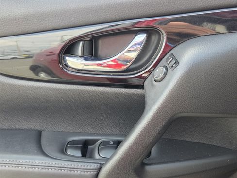 Used 2018 Nissan Rogue Sport SV image 26