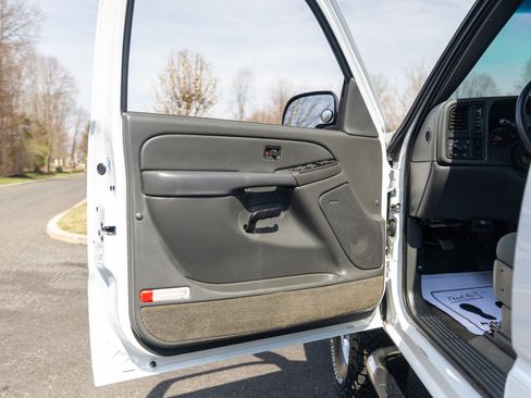 Used 2005 Chevrolet Silverado 2500 LS w/ Heavy-Duty Power Package image 27