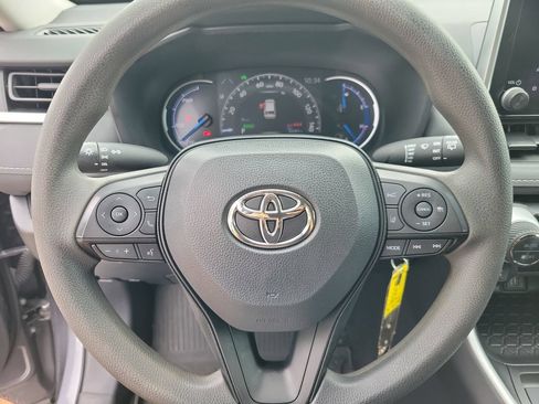 Used 2024 Toyota RAV4 LE AWD/4WD image 18