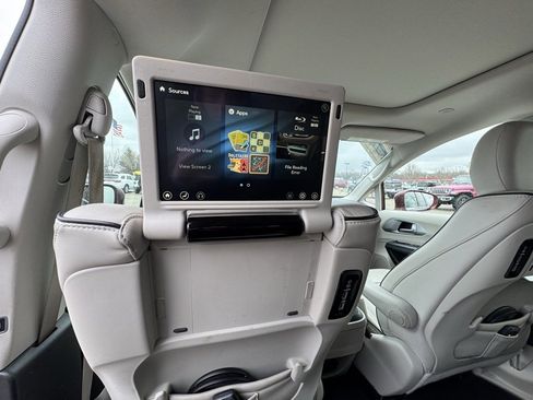 Used 2017 Chrysler Pacifica Platinum image 14