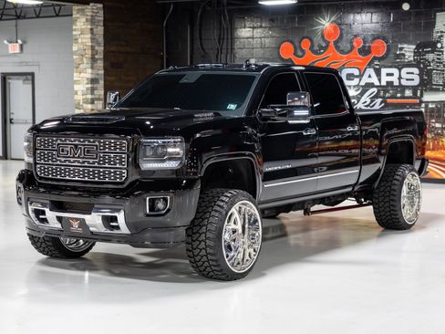 Used 2017 GMC Sierra 2500 Denali w/ Duramax Plus Package AWD/4WD image 7